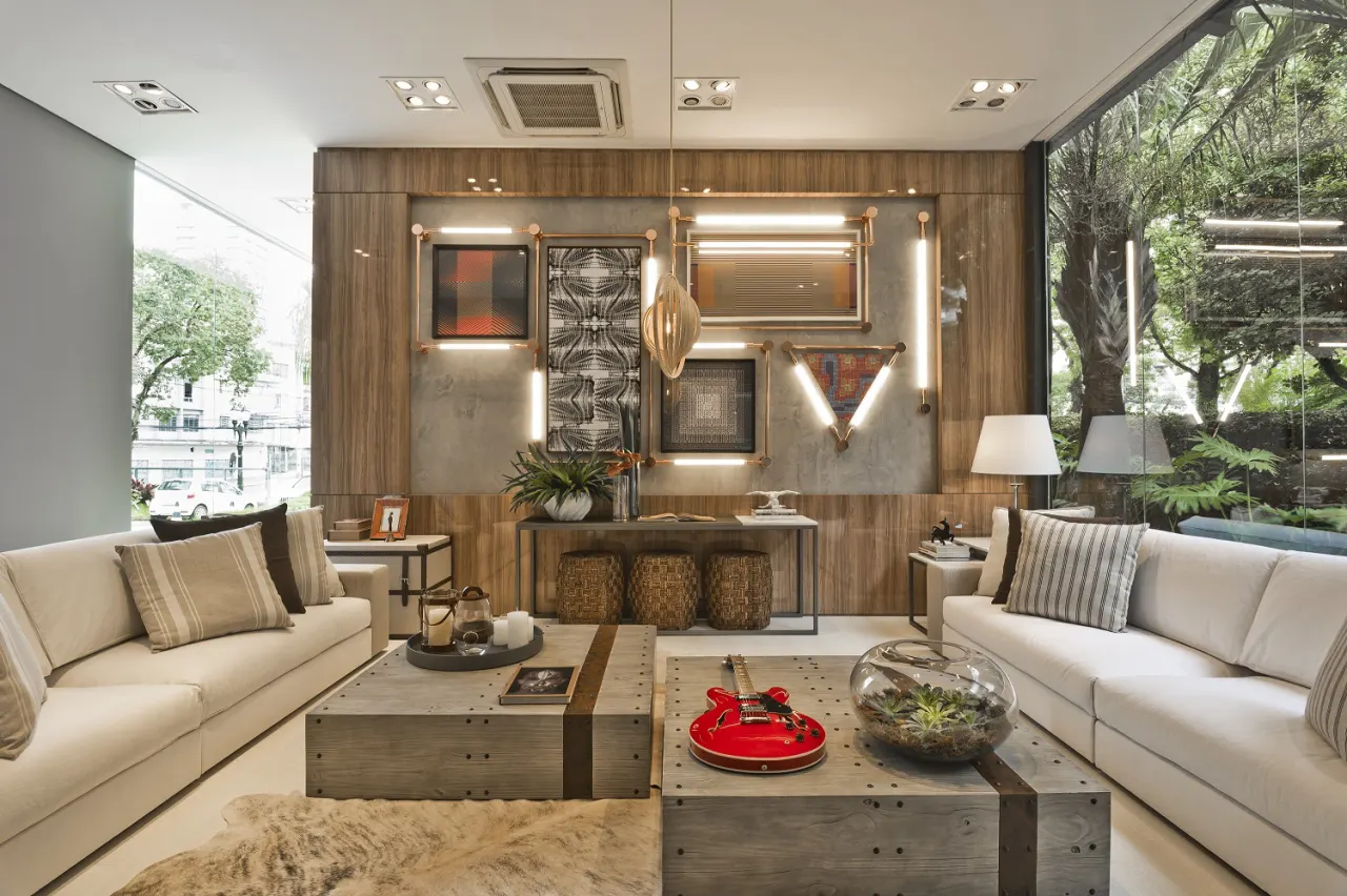 Vitrine Artefacto Curitiba 2017 assinada por Felipe Saia — ambiente em homenagem a Londres, com placas de cimento, acabamentos em madeira e luminárias em cobre